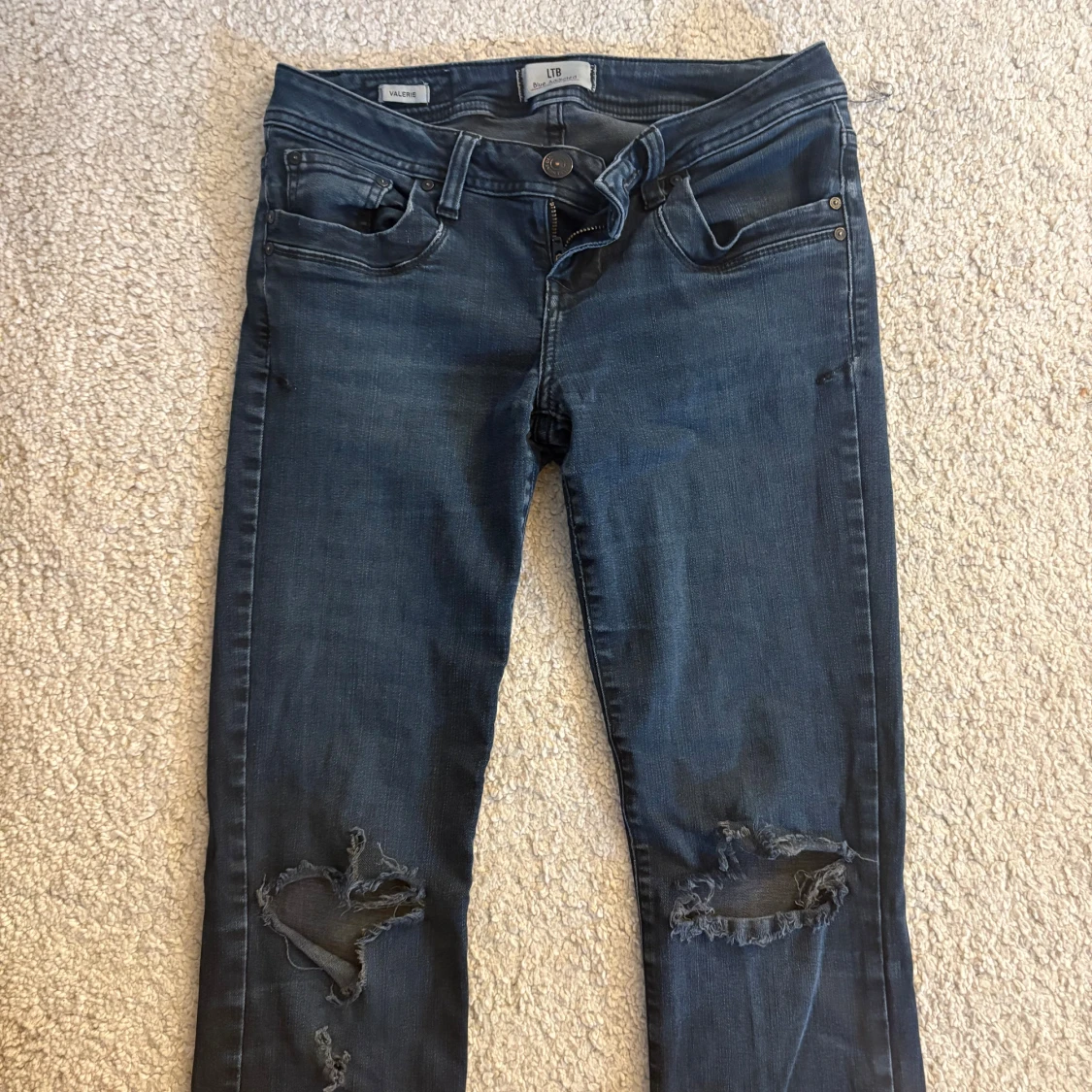 Mörkblå ripped jeans från LTB