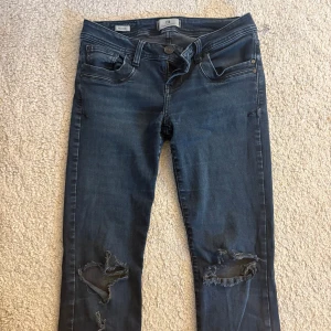 Mörkblå ripped jeans från LTB - säljer dessa jättesnygga jeansen från ltb i storlek 26/32 💗
