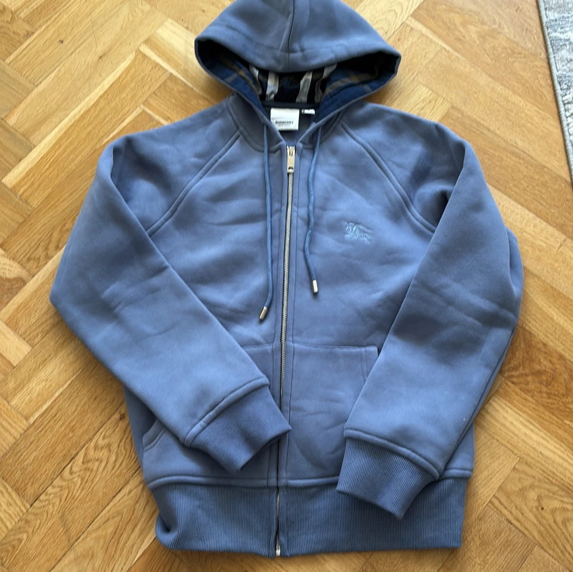 Blå hoodie från Burberry med dragkedja