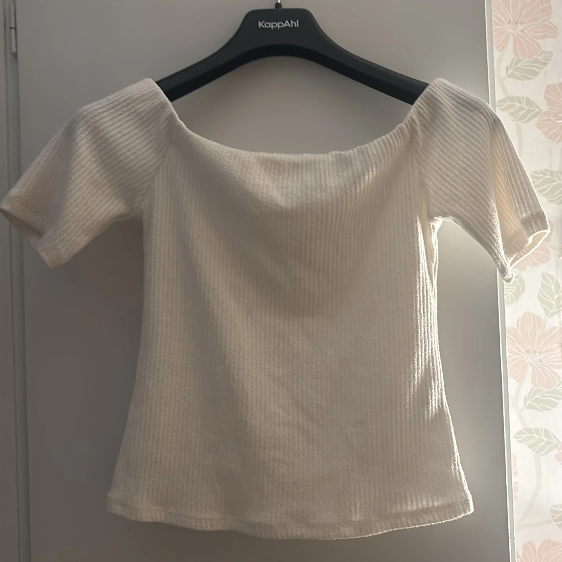 Vit ribbad offshoulder topp