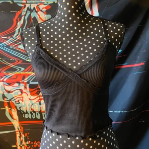 Svart topp - Enkel svart topp. Asså den har lite små trådar som går att klippa vid amen. Men aa inget som liksom är illa på så sätt. Köpte två mörkröda som jag märkt att jag använder mer