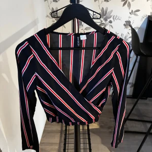 Randig omlottopp - Omlottopp från h&m, storlek 32 men kunde ha den även när jag hade storlek 34 annars! Har tyvärr blivit för liten nu🙃