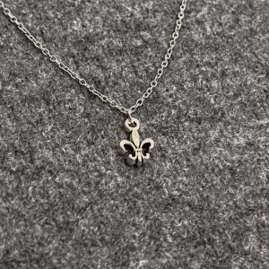 Fleur Silver Halsband - Hängsmycke 0.9 cm. Kedja 50 cm. Rostfritt 