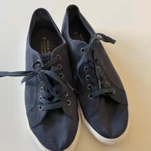 Jättefina marinblå skor - Jättefina marinblåa skor, knappt använda. Storlek 39.