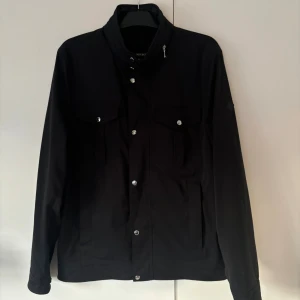J.lindeberg field jacket  - Säljer nu denna sjukt snygga och trendiga svarta J.Lindeberg baily jackan som nypris ligger på runt 4000 kr. Helt sprillans ny och storleken är L. Så att köpa denna är verkligen som att köpa direkt från butik. Perfekt att ha nu till vintern som vinterjacka. Tveka inte vid minsta fråga eller fundering.