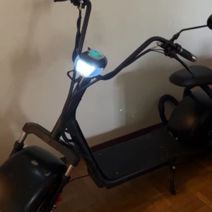 Elektrisk Fatbike Scooter - Begagnad Fatbike scouter går upp till 65/70 km. Skön att köra med, lås ingår köpet också även laddare!!