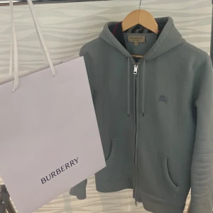 Burberry kofta  - Extremt sällsynt och unik model/färg, NYPRIS om du lyckas hitta den någonstans är runt 6000-8750kr. Skickas med original paket,taggs och KVITTO