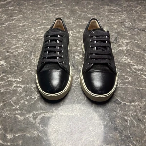 Lanvin - Säljer ett par otroligt snygga skor från det exklusiva designer märket Lanvin. Skorna är i mycket bra skick, skulle säga ungefär 9/10! Skorna är i storlek UK 6 och lite stora så passar EU 40-41. Nypris är ungefär 6000kronor men vi säljer dessa för endast 2199 och kan gå ner i pris vid snabb affär!