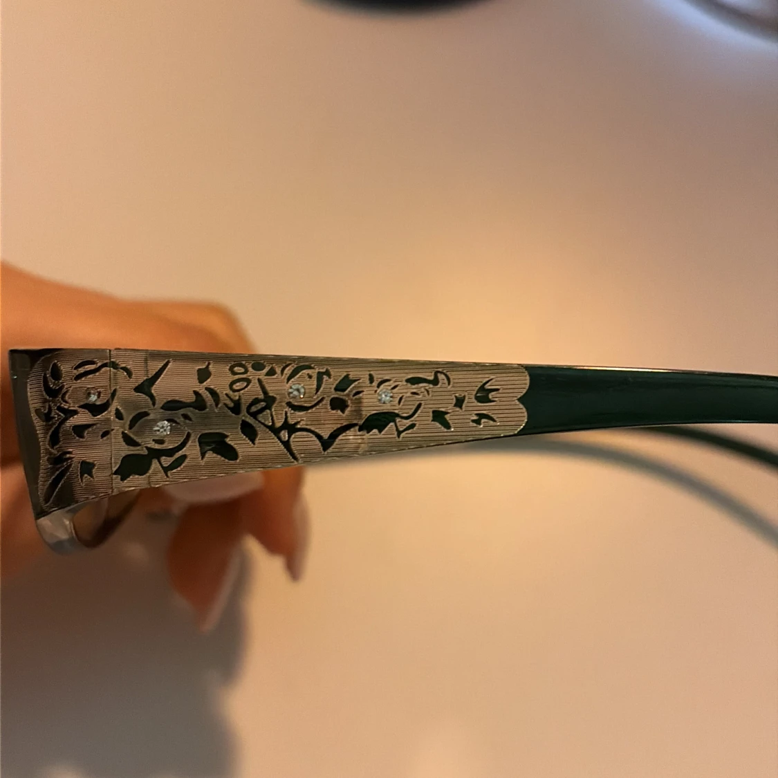 Mörk gröna glasögon med blommiga detaljer🩷 - 1