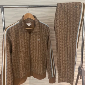 Lacoste  - Lacoste tracksuit, Nypris: omkring 4500kr. Den har inga skador eller fläckar (som ny)