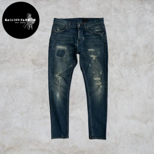 Tiger of Sweden jeans med slitningar  - Extremt snygga och unika jeans med feta slitningar från Tiger of Sweden i storlek 29/32 (passar W30). Svårt att få tag på. Väldigt bra skick.                                                                              ~                                                                                       Vårat pris 895kr.  Hör av dig om du vill ha mått eller har andra frågor. Alla följare får rabatt! Följ!