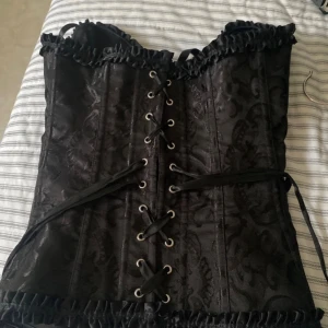Svart korsett  - Populära korsetten! Pessar nu inför halloween💕
