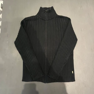 Stickad cardigan / kofta - Säljer nu dennna riktigt feta stickade cardigan/ kofta då den inte längre kommer till användning. Den är i fint skick. Skit vid behov av fler bilder eller frågor. Den är i storlek L