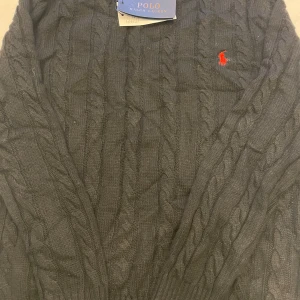 Svart kabelstickad tröja från Ralph lauren - Tja jag säljer nu min nya svarta Ralph lauren tröja då det var fel storlek, jag tänker att 1050 är rimligt, priset är inte hugget i sten, skriv vid minsta fråga😊