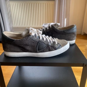Philippe model skor - Säljer dessa Philippe model skor så jag inte passade dem. Vid mer frågor skicka meddelande. Lite slitningar från tidigare ägare.