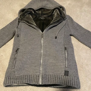 Fodrad grå kofta - Kom PM för mer info!