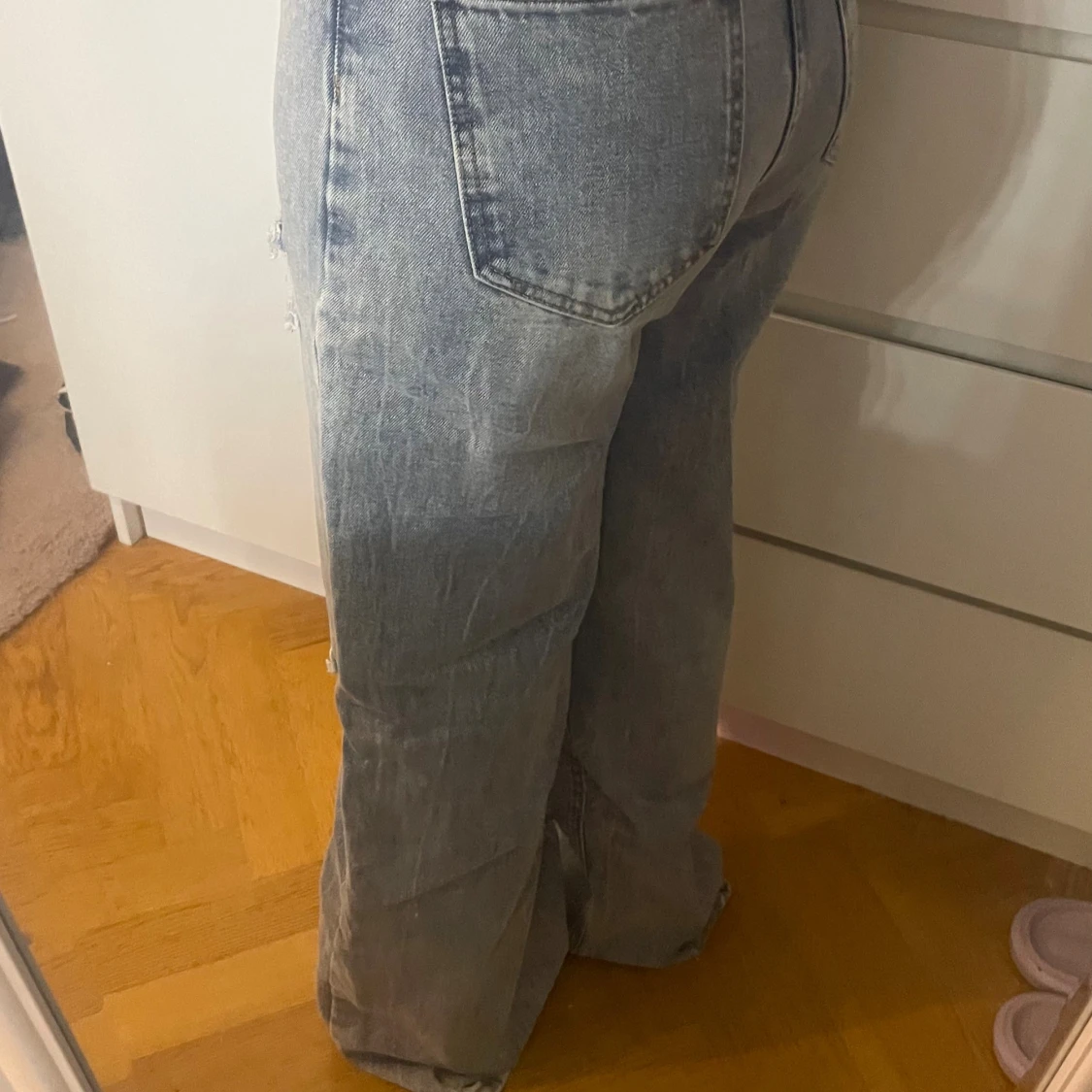 Blåå slitna wide jeans med hål - 1