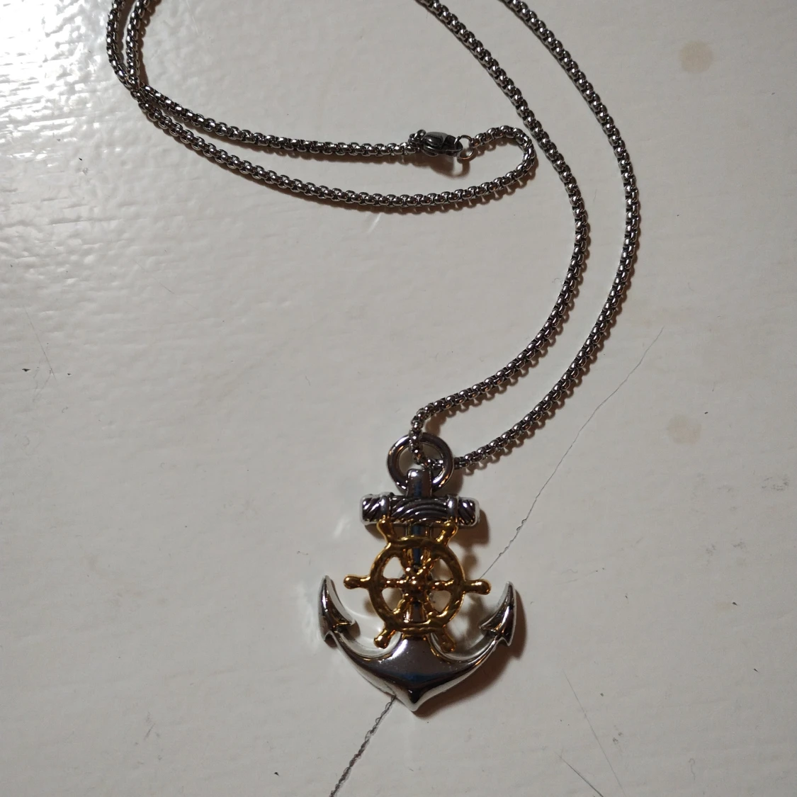 Halsband med ankare och ratt i silver och guld - 1