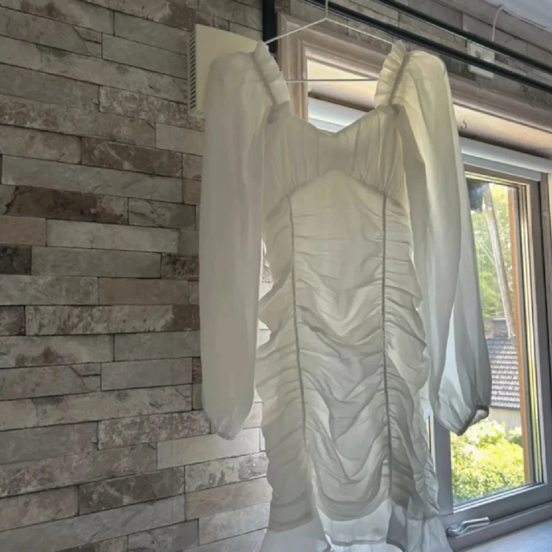 Vit kort klänning från NLY Trend