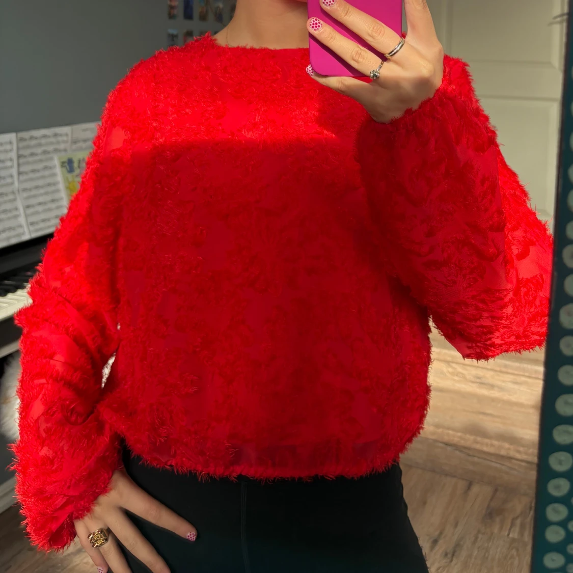 Röd fluffig tröja  - 1