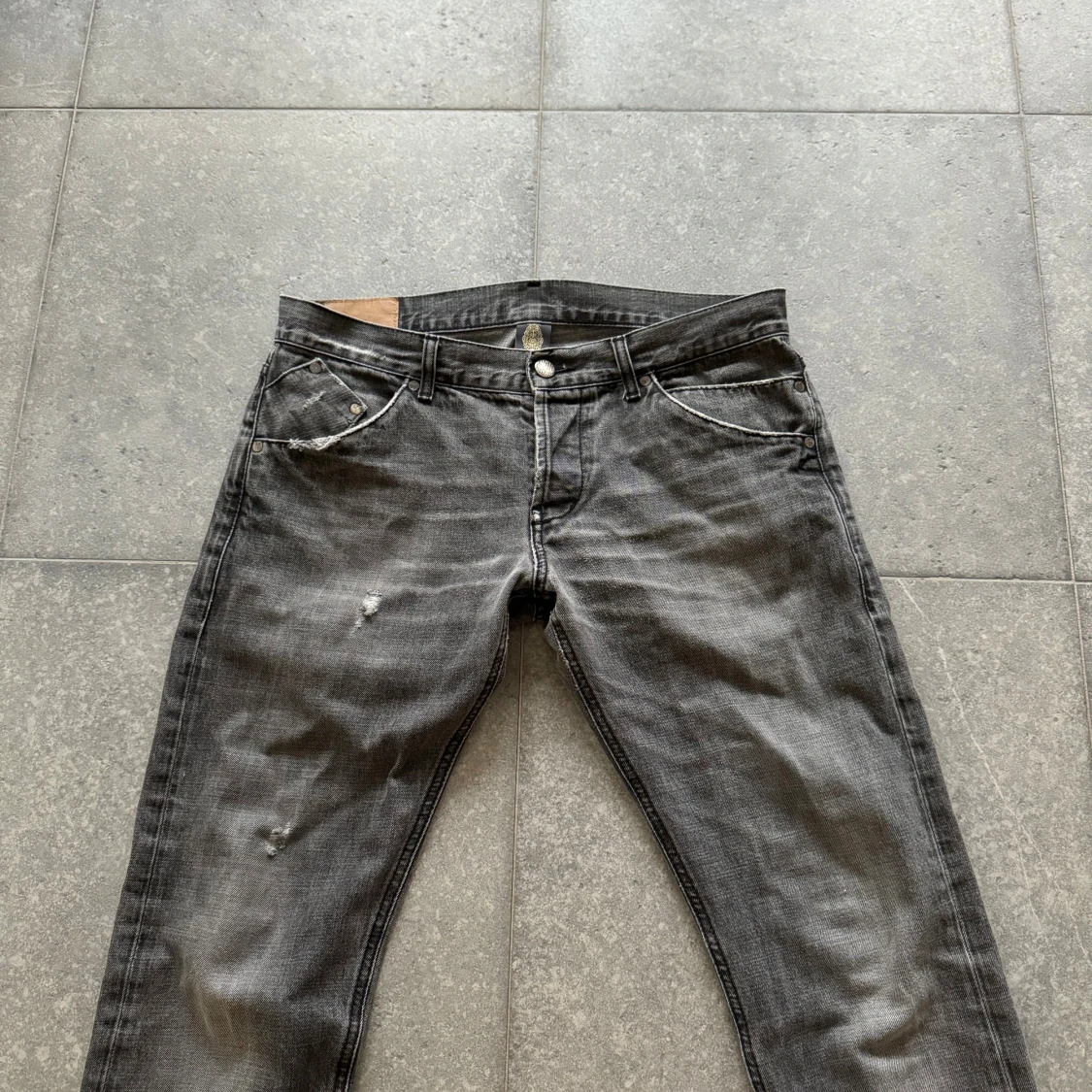 Grå jeans med slitningar - 1