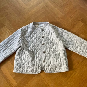 Beige jacka från Zara - Säljer en beige jacka från Zara i storlek M. Perfekt under höst och vår. Supersnygg. Använd max några gånger 