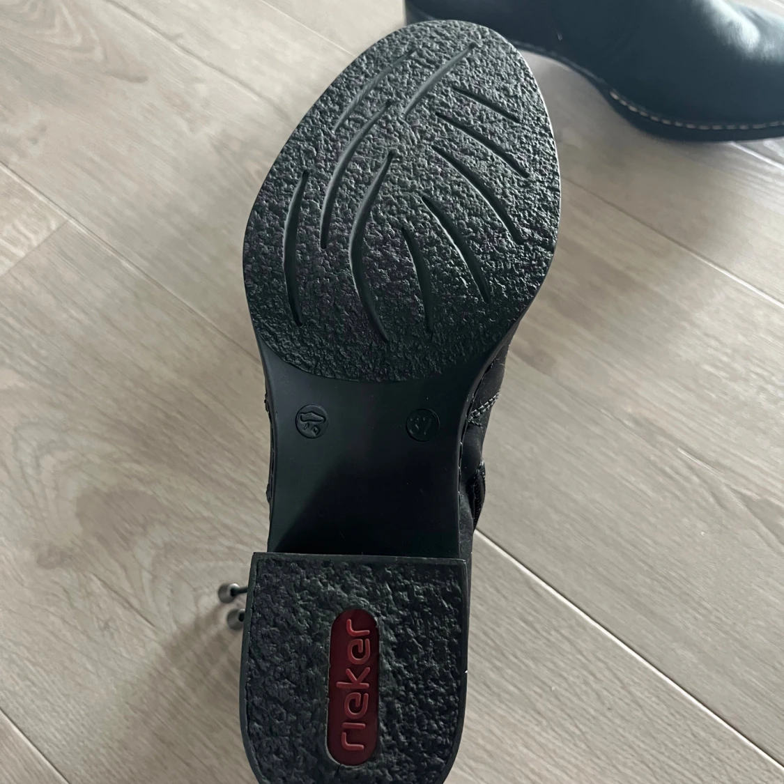 Svarta boots från Rieker med dragkedja - 1