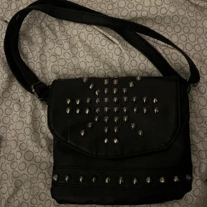 Svart union jack  axelväska med nitar - Jätte söt!!!! Men magnetknappen som håller fast överdelen har lossnat, men funkar fint ändå! 