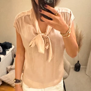 Blus - Blus 🩷med knytning 