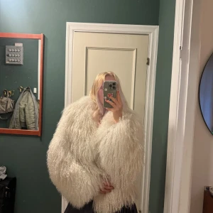 Fluffig vit pälsjacka - Mongolian fur jacka 