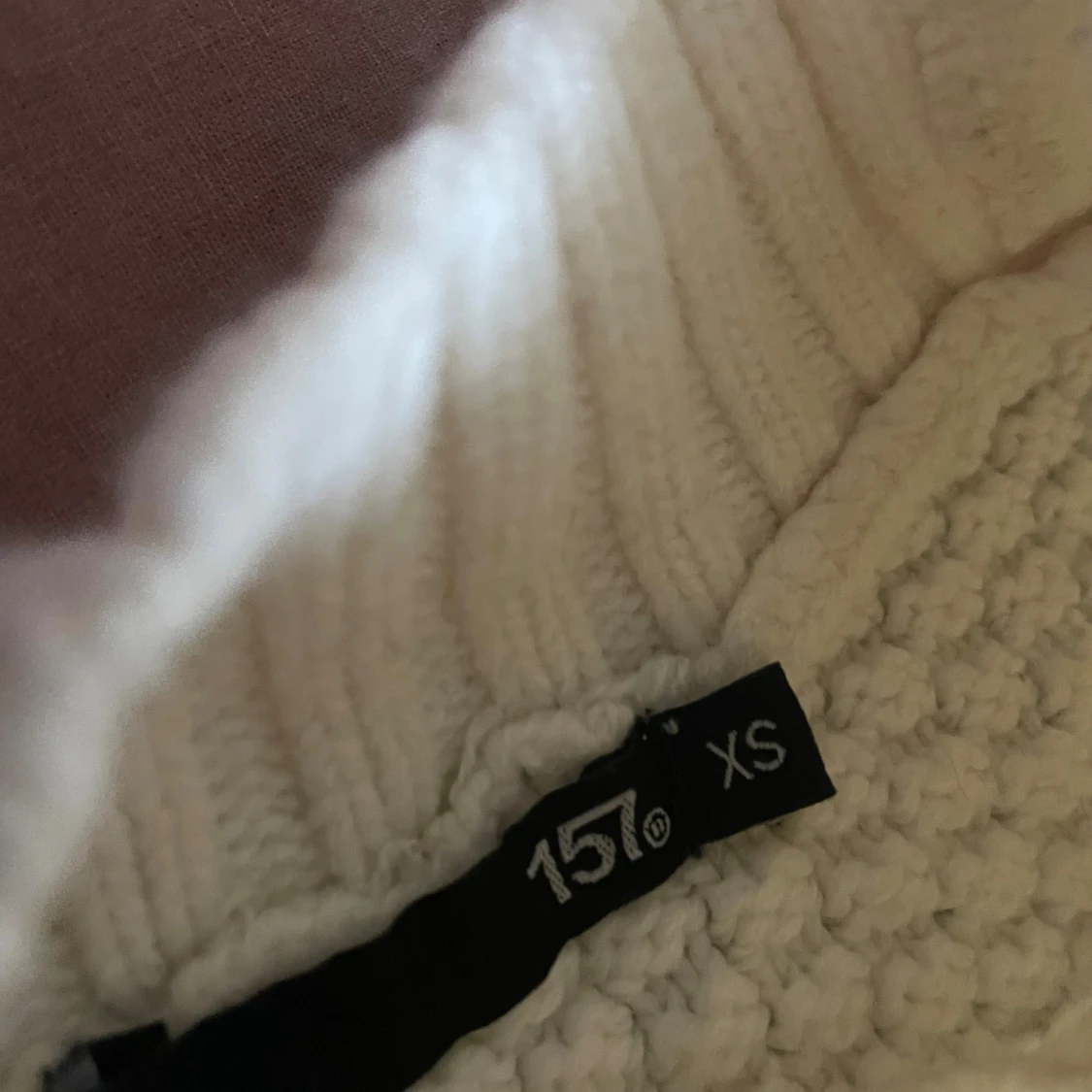 Vit stickad tröja med flätmönster - 4