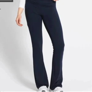 Mörkblå bootcut leggings - Snygga mörkblå yoga pants. Perfekta för en stilren look med en tight passform upptill och utsvängda ben. Tillverkade i ett mjukt och stretchigt material för extra komfort. Storlek xxs men passar nån storlek större. Använda två gånger 
