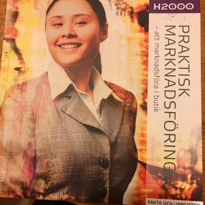 Praktisk marknadsföring – att marknadsföra i butik - Upptäck hur du kan marknadsföra och kommunicera i butik! Den här boken blandar teori och praktiska övningar om allt från kampanjer till butikskommunikation. Perfekt för dig som pluggar handel eller vill lära dig mer om marknadsföring i butiksmiljö.