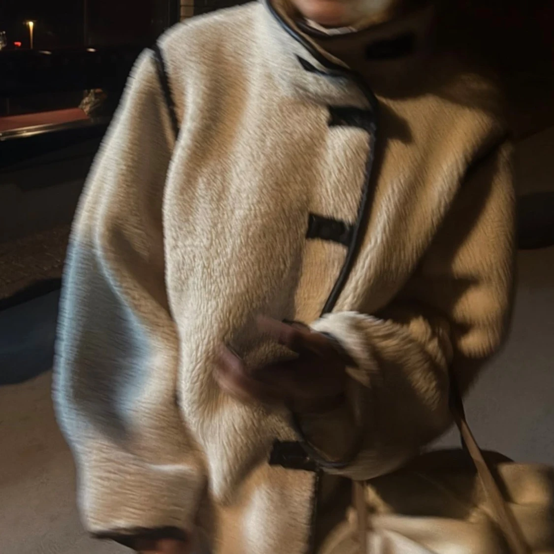 Vit teddyjacka med svarta detaljer - 3