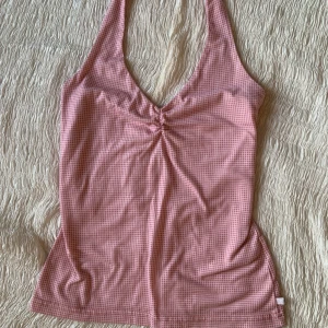 Rutig halterneck!💋 - Superfin rutig, vintage halternecktopp i rött/rosa/vitt! Denna har använts på franskalektionerna för att komma i karaktär och den har levererat. Annars är den lämplig som utklädnad som cowboy, trädgårdstomte, it girl eller picknickfilt om du vill gå all in💋