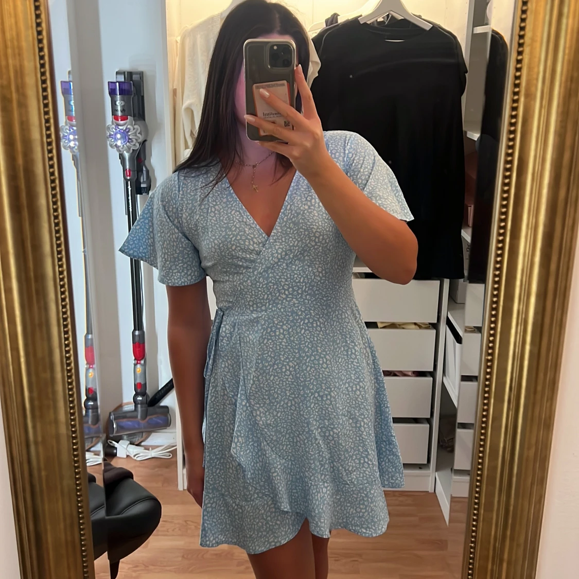 Ljusblå omlottklänning med mönster