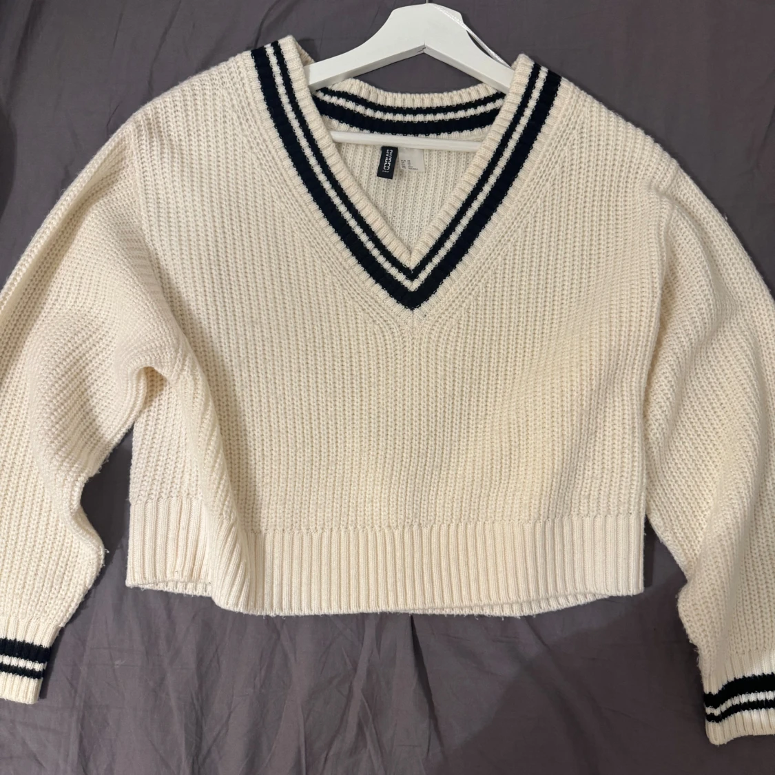 Vit stickad v-ringad tröja H&M - 1