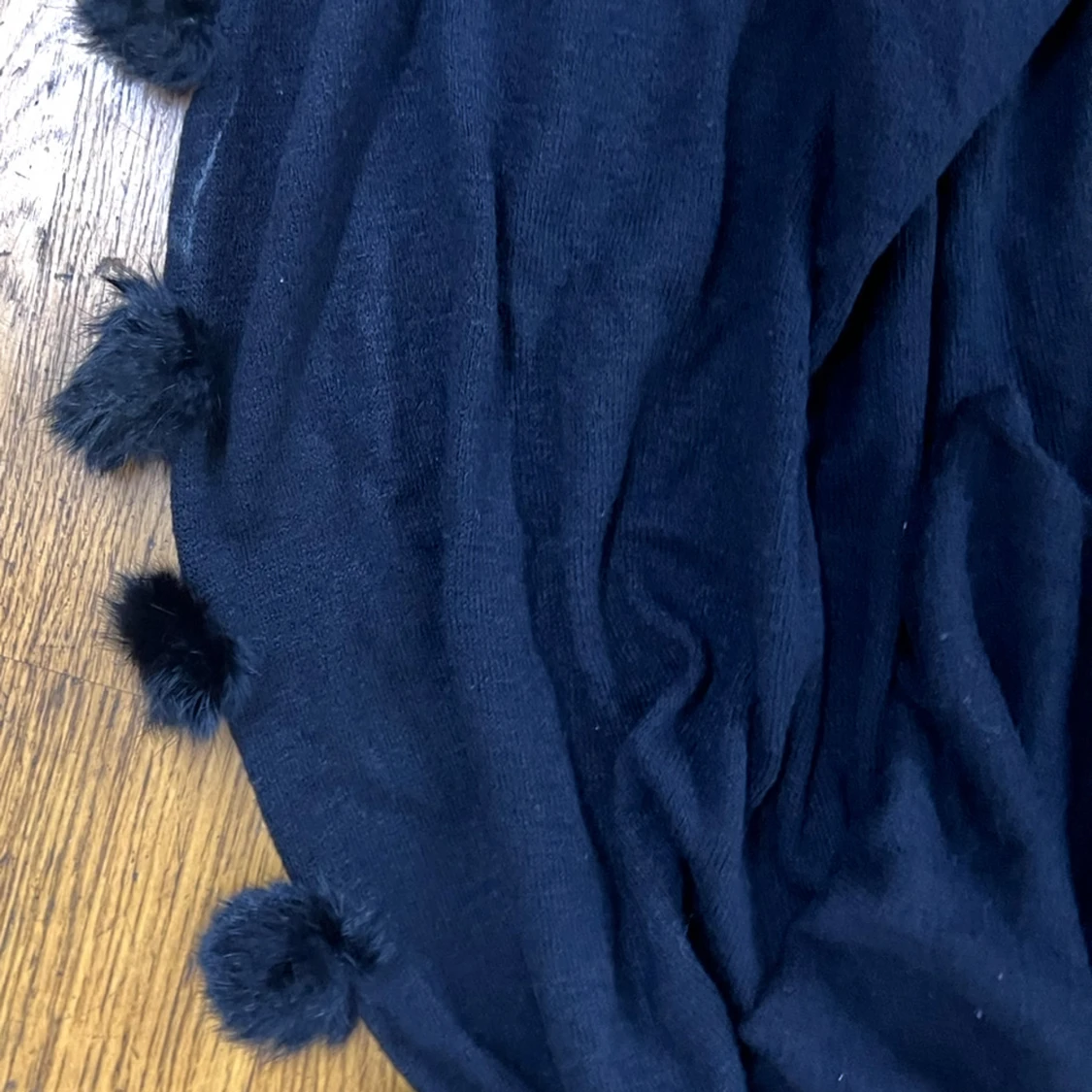 Svart halsduk med tofsar - 2