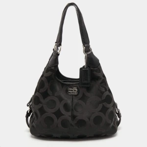 Coach Restored Madison Maggie Väska - Priset kan diskuteras! Säljer denna Coach väskan som inte säljs längre i färgen silver/ svart. Den är i väldigt bra skick så skriv för fler bilder! Det är min fasters väska men säljer den åt henne då hon inte använder den längre. Hon köpte den för 2 599 men den har ett värde på ca 4000kr. Eftersom den är i så gott skick. Lägger ut den för 1000 men det går bra att pruta! 💕 Jag vill säga att väskan är som ny men sätter att den är i mycket bra skick eftersom den ändå har använts. 