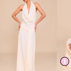 Vit långklänning med öppen rygg - Supersnygg vit långklänning med halterneck och draperad urringning. Klänningen har öppen rygg, knyt i nacken och ett brett band i midjan som ger en snatched midja. Materialet är lätt och luftigt, perfekt för varma dagar! Helt oanvänd. 