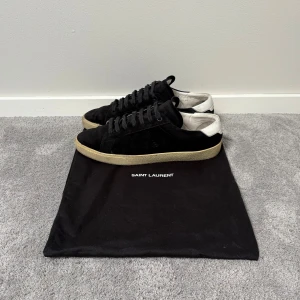 Saint Laurent skor  - Saint Laurent skor | Skick: 8/10 | Strl 43 1/2 | Pris - 2499 | Dustbag tillkommer vid köp! | Fraktar via Postnord eller Instabox på köparens bekostnad | Hör av dig vid minsta fråga eller fundering//CL