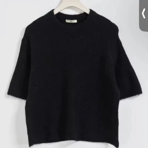 Svart stickad tröja från gina  - Fin stickad tröja från Gina i storlek xs, nästan aldrig använd 💕👌🏼.