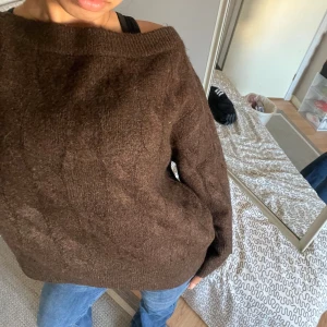 Brun kabel stickad tröja från Gina Tricot - Mysig brun kabel stickad tröja från Gina Tricot med bred stickad halsringning. Tröjan har lång ärm och en loose fit. Storlek 158/164 passar mig som vanligtvis har S. Helt ny med prislapp!Rensar garderoben, kolla in mina andra kläder så får ni rabatt ju fler plagg ni köper!🥰