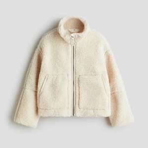 H&M teddy jacka  - En teddy jacka från H&M barnavdelning i storlek 170 och sitter som en xs jätte fin och är ungefär lika som från dam. Pris går att diskutera! 💕