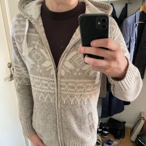 Beige stickad hoodie - Säljer nu en riktigt fet stickad hoodie från reserved. Den är i toppen skick, inga defekter alls. Storlek L men passar som en M. Skriv för fler bilder eller om ni har frågor!🙌