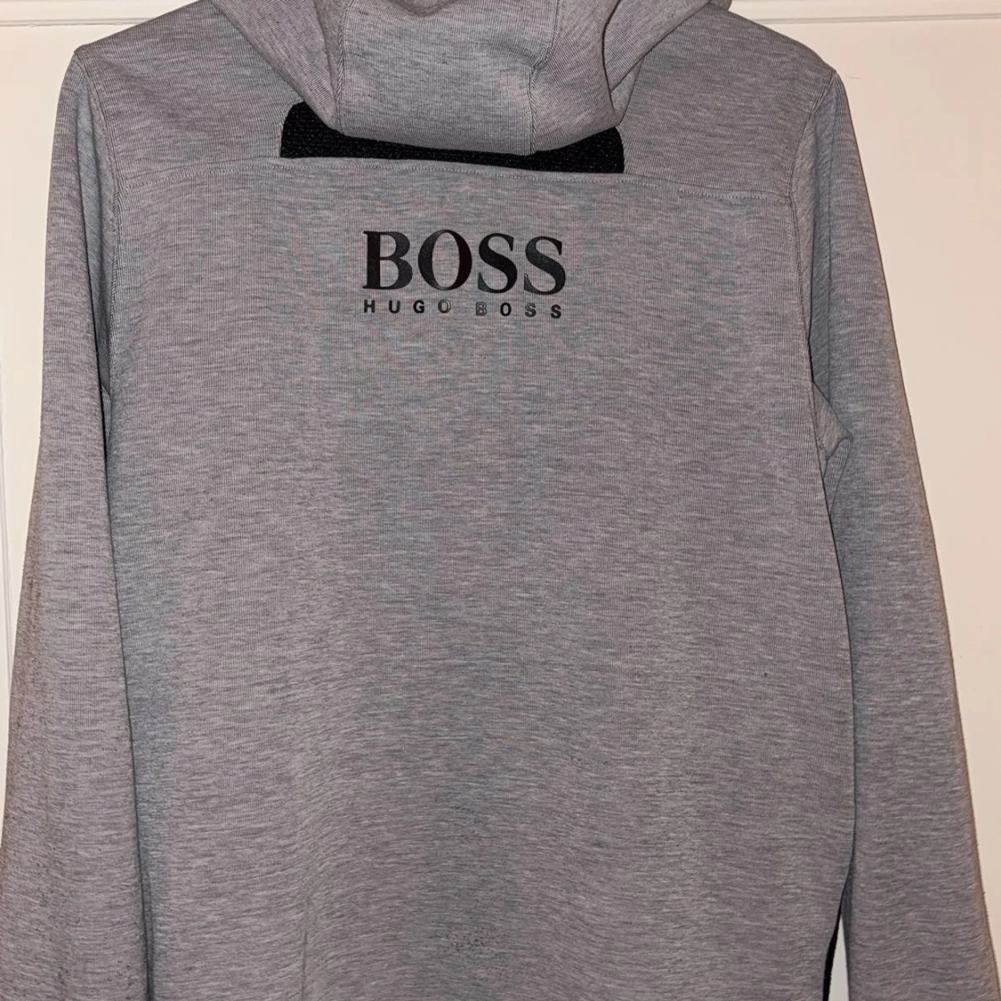 Grå hoodie från Hugo Boss med dragkedja - 1