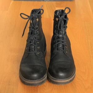 Svarta kängor med snörning - Svarta kängor i skinnimitation med en robust känsla. Fodrade på insidan och är perfekta för kyligare höstdagar och till vintern. Är sparsamt använda och i bra skick. 