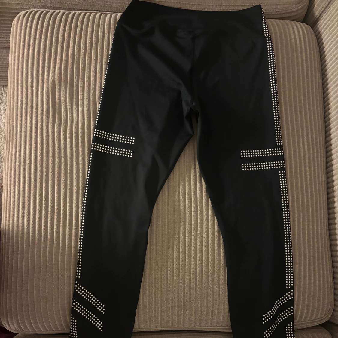 Svarta Aim'n leggings med prickdetaljer - 1