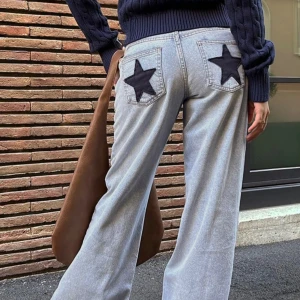 Ljusblå wide jeans med stjärnor - Säljer ett par ljusblå jeans från Subdued med breda ben och svarta stjärnor på bakfickorna. Jeansen har klassisk femficksmodell, normal passform och är tillverkade i denim. Perfekta för dig som vill sticka ut med coola detaljer. Är storlek 44 men Italiens storlek, så de är i ungefär 38/40 🫱🏻‍🫲🏼