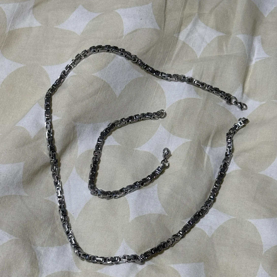 Kedjehalsband (60) och armband (21cm)i silverfärg